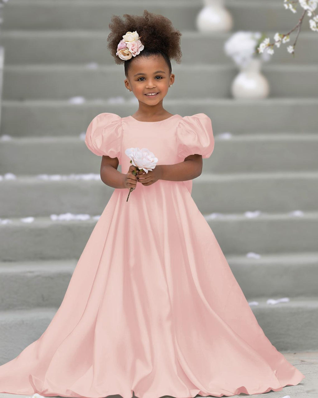 Kleid für Blumenmädchen mit Puffärmeln, Schleife, Knopfleiste hinten und Schleppe 