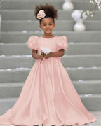 Kleid für Blumenmädchen mit Puffärmeln, Schleife, Knopfleiste hinten und Schleppe 