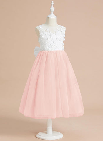 Wadenlanges Kleid aus floraler Spitze mit großer Schleife 