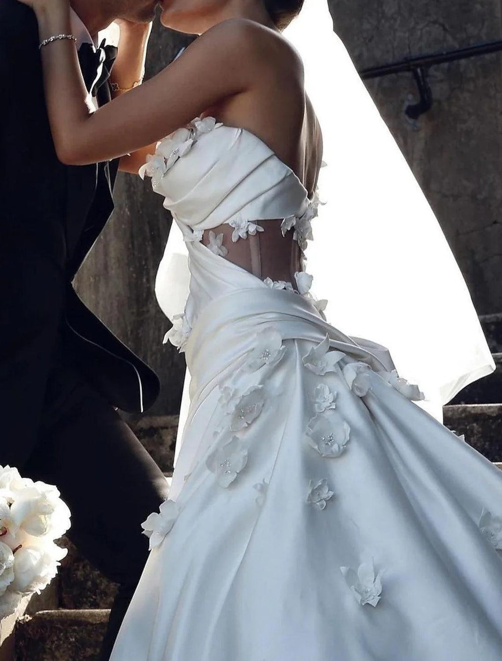 Vestidos de novia formales de compromiso con espalda abierta, corte tubo/columna, un hombro, sin mangas, cola larga/cortada, de satén, con flores fruncidas
