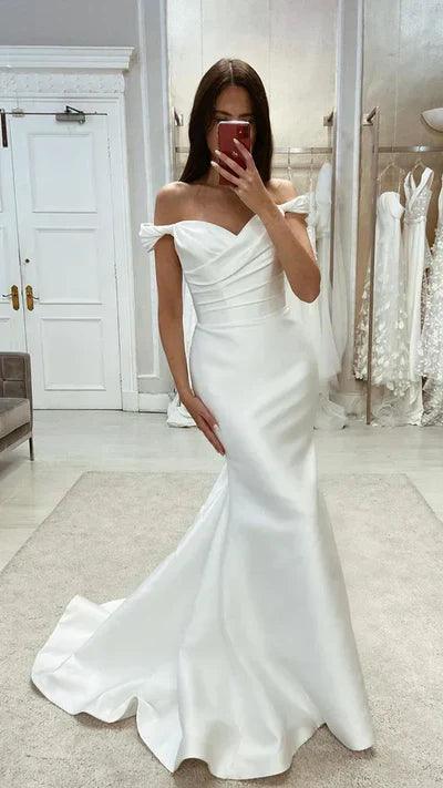 Vestido de novia elegante de satén estilo sirena con hombros descubiertos y fruncido con cola para playa
