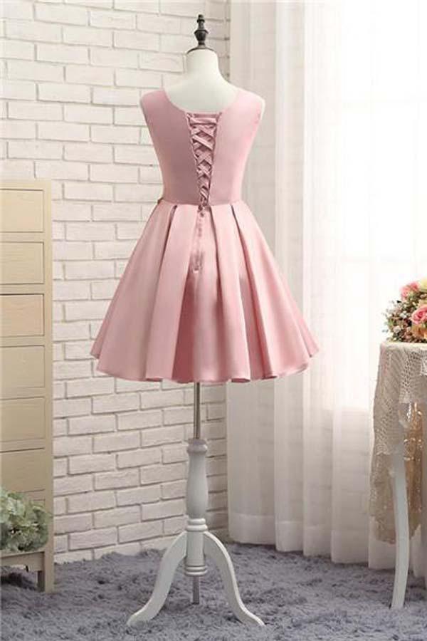 Vestido de fiesta corto rosa de satén con apliques dorados
