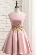 Vestido de fiesta corto rosa de satén con apliques dorados