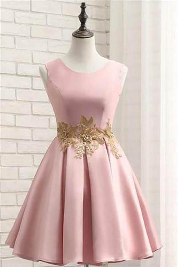 Vestido de fiesta corto rosa de satén con apliques dorados