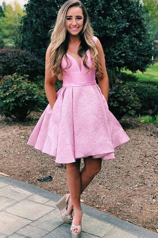 Vestido corto de satén plisado con escote en V y bolsillos para la fiesta de bienvenida en color rosa