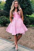 Vestido corto de satén plisado con escote en V y bolsillos para la fiesta de bienvenida en color rosa