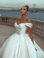 Verlobungs-Hochzeitskleider Ballkleid schulterfrei Flügelärmel Hofschleppe Satin-Brautkleider für die Kirche mit geraffter Volltonfarbe Sommer-/Herbsthochzeitsfeier