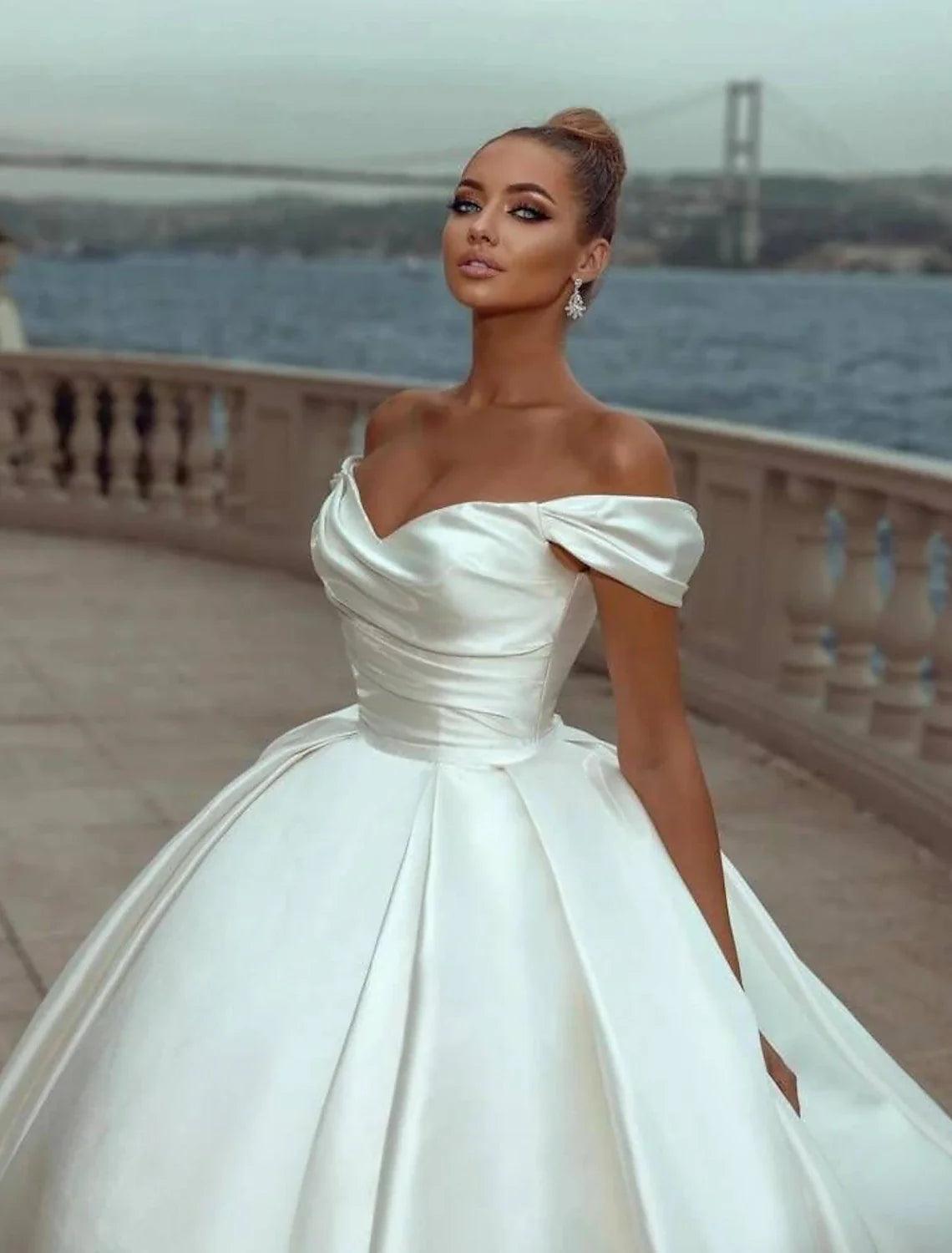 Verlobungs-Hochzeitskleider Ballkleid schulterfrei Flügelärmel Hofschleppe Satin-Brautkleider für die Kirche mit geraffter Volltonfarbe Sommer-/Herbsthochzeitsfeier