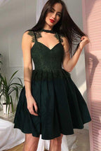 Vestido de fiesta azul marino plisado con aberturas y encaje