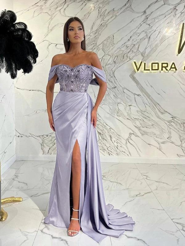 Vestidos de satén elástico, con hombros descubiertos, fruncidos, sin mangas y con cola larga.