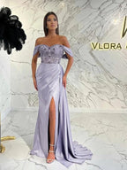 Vestidos de satén elástico, con hombros descubiertos, fruncidos, sin mangas y con cola larga.