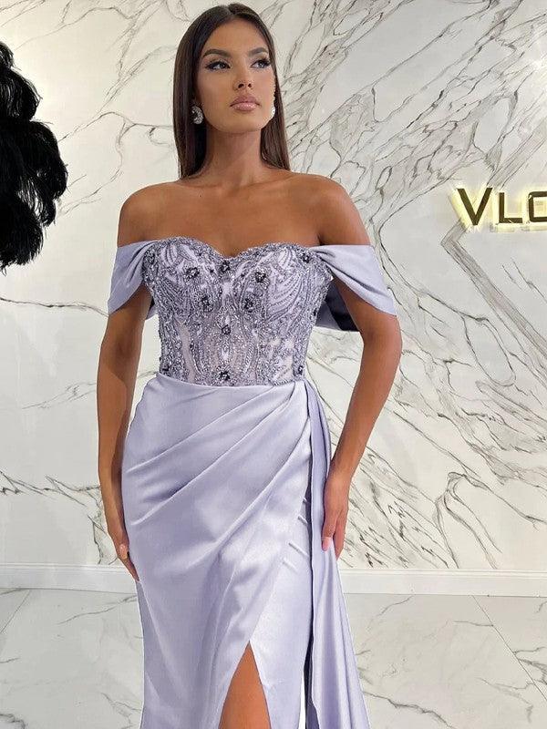 Vestidos de satén elástico, con hombros descubiertos, fruncidos, sin mangas y con cola larga.