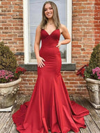 Vestidos de corte sirena/trompeta charmeuse con escote en V, sin mangas y cola de corte
