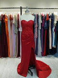 Vestido tubo/columna de satén elástico tejido con lentejuelas, escote corazón, sin mangas, con cola de corte