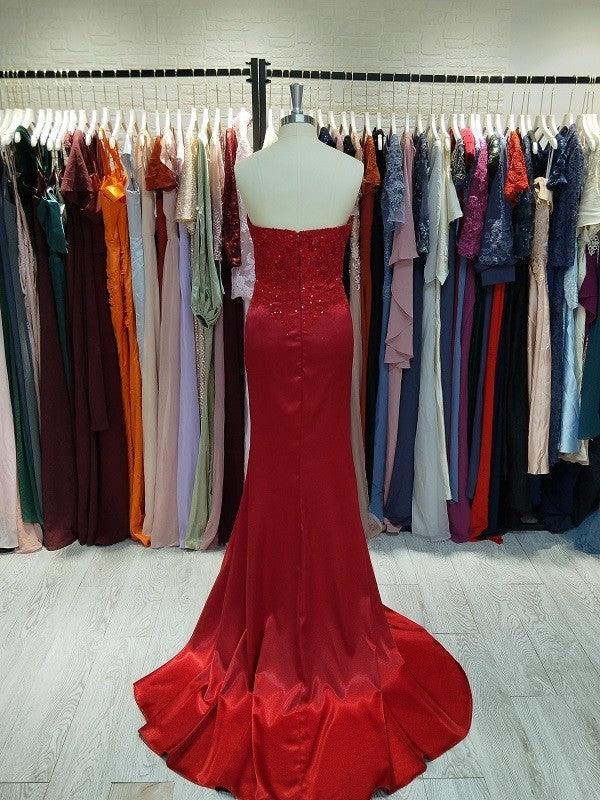 Vestido tubo/columna de satén elástico tejido con lentejuelas, escote corazón, sin mangas, con cola de corte