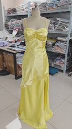 Vestido de fiesta largo de satén amarillo con tirantes finos de NumberSea