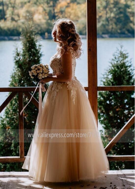 Vestido de novia largo elegante de corte A con escote en V, apliques de encaje y mangas cortas de NumberSea con perlas y cordones color champán