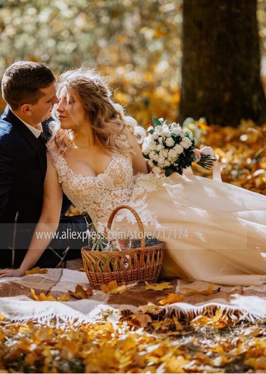 Vestido de novia largo elegante de corte A con escote en V, apliques de encaje y mangas cortas de NumberSea con perlas y cordones color champán