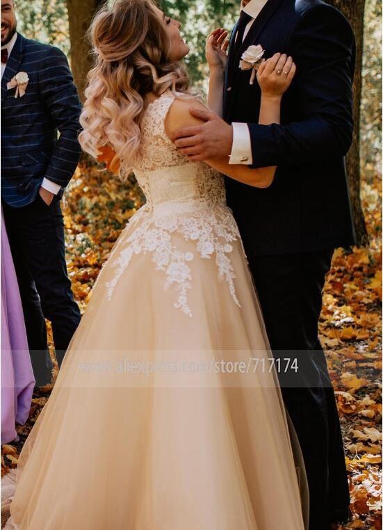 Vestido de novia largo elegante de corte A con escote en V, apliques de encaje y mangas cortas de NumberSea con perlas y cordones color champán