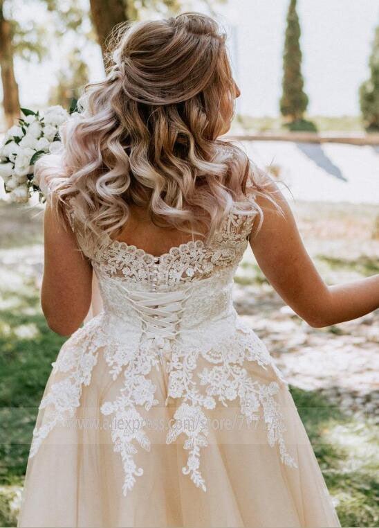 Vestido de novia largo elegante de corte A con escote en V, apliques de encaje y mangas cortas de NumberSea con perlas y cordones color champán