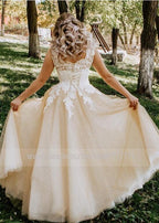 Vestido de novia largo elegante de corte A con escote en V, apliques de encaje y mangas cortas de NumberSea con perlas y cordones color champán