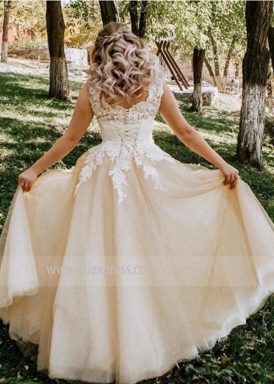 Vestido de novia largo elegante de corte A con escote en V, apliques de encaje y mangas cortas de NumberSea con perlas y cordones color champán