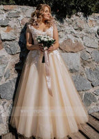 Vestido de novia largo elegante de corte A con escote en V, apliques de encaje y mangas cortas de NumberSea con perlas y cordones color champán