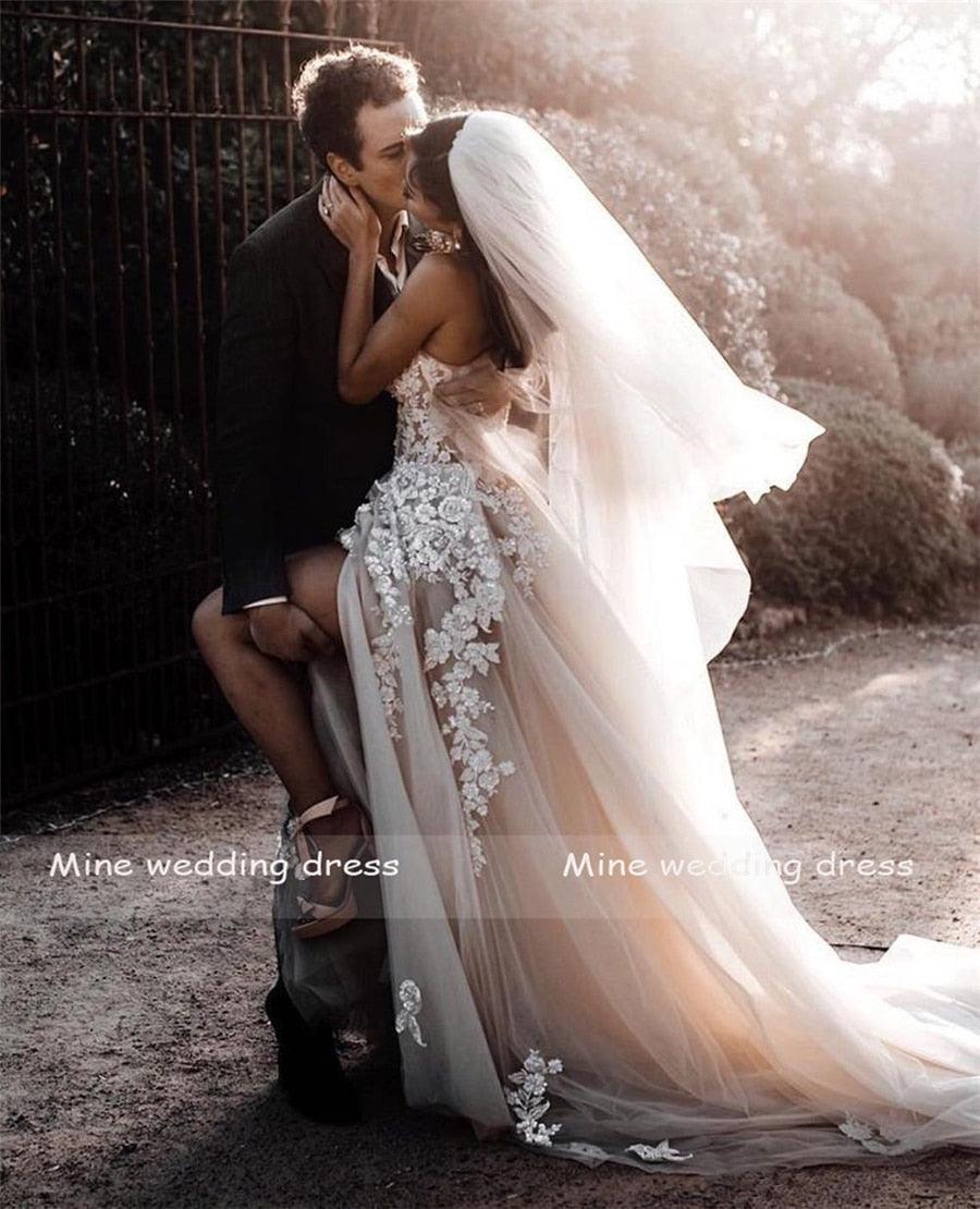Vestido de novia NumberSea con encaje transparente, flores 3D y apliques, sin tirantes, de tul dividido, color gris oscuro y plateado, estilo bohemio playero, con cristales