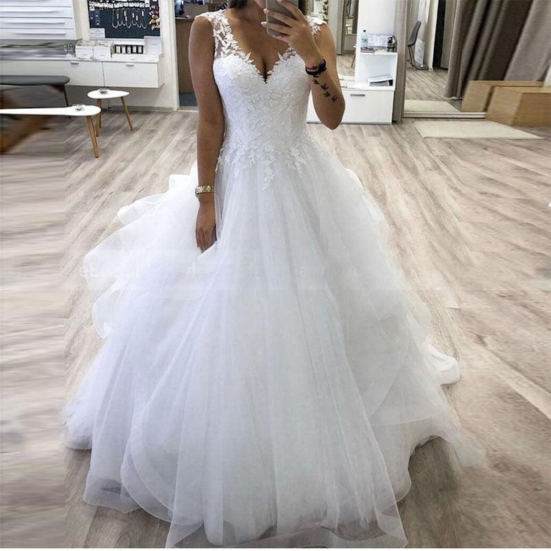 Vestido de novia de princesa con escote en V y falda de tul escalonada, color blanco, personalizable, para invierno.