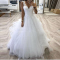 Vestido de novia de princesa con escote en V y falda de tul escalonada, color blanco, personalizable, para invierno.