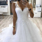Vestido de novia de princesa con escote en V y falda de tul escalonada, color blanco, personalizable, para invierno.
