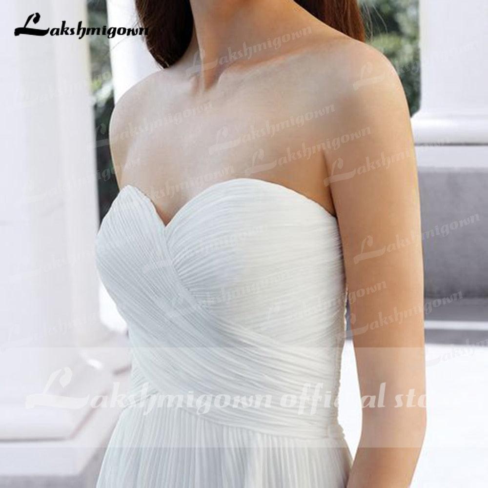 Vestido de novia NumberSea con escote en forma de corazón, pliegues, hombros descubiertos, botones en la espalda, parte delantera corta y espalda larga.