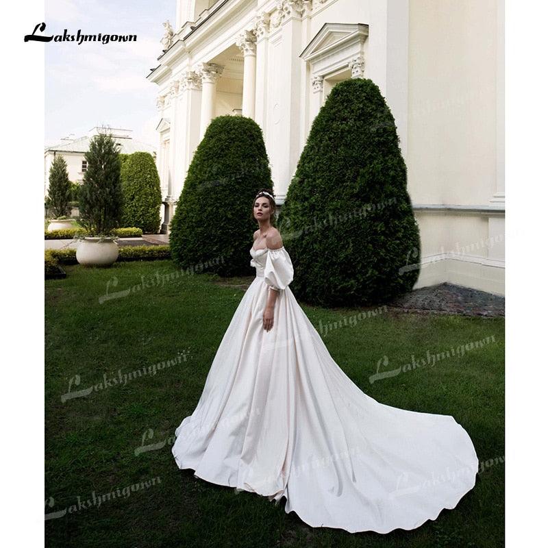 Vestidos de novia NumberSea de satén suave, corte A, escote corazón, media manga abullonada, corsé con cuentas, espalda abierta, cola capilla, plisado