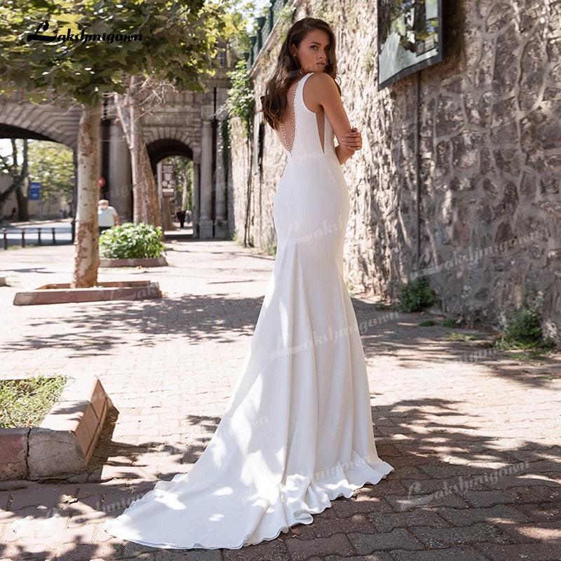 NumberSea - Vestido de novia de sirena, sencillo y sexy, con escote en V, sin mangas, con abalorios, cola de corte, sin espalda, de satén suave