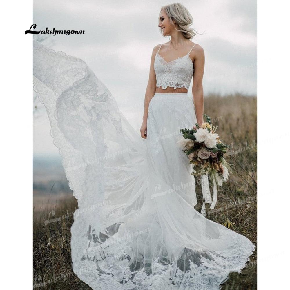 Vestido de novia bohemio de dos piezas con escote en V, tirantes finos, encaje, sin mangas, cola larga y apliques plisados.