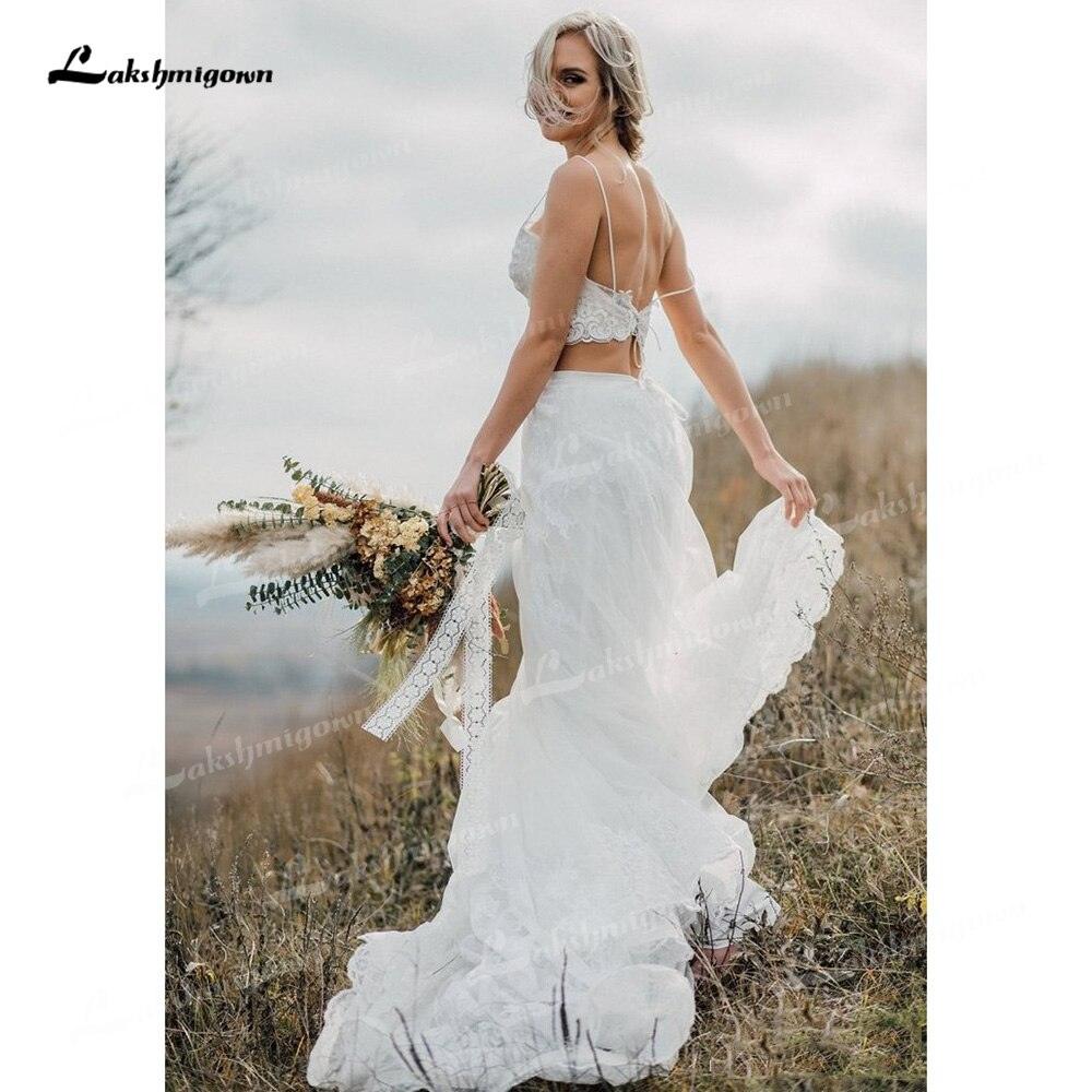 Vestido de novia bohemio de dos piezas con escote en V, tirantes finos, encaje, sin mangas, cola larga y apliques plisados.
