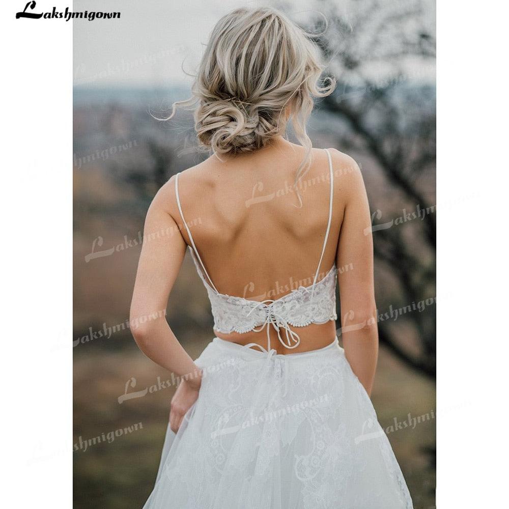 Vestido de novia bohemio de dos piezas con escote en V, tirantes finos, encaje, sin mangas, cola larga y apliques plisados.