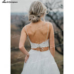 Vestido de novia bohemio de dos piezas con escote en V, tirantes finos, encaje, sin mangas, cola larga y apliques plisados.