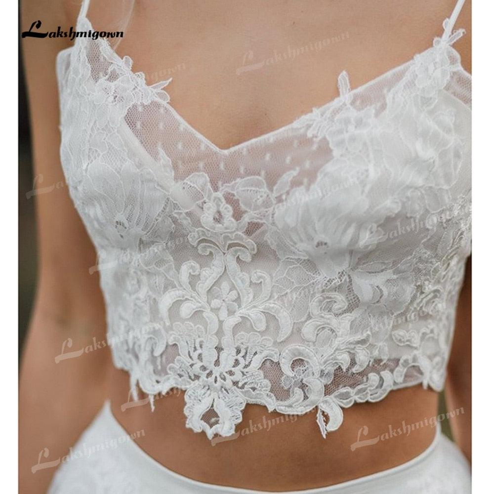 Vestido de novia bohemio de dos piezas con escote en V, tirantes finos, encaje, sin mangas, cola larga y apliques plisados.