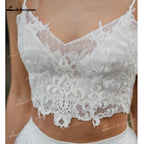 Vestido de novia bohemio de dos piezas con escote en V, tirantes finos, encaje, sin mangas, cola larga y apliques plisados.