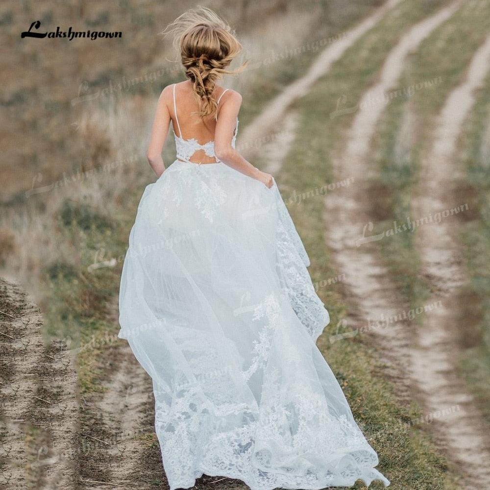 Vestidos de novia bohemios de dos piezas con tul, corte A, escote en V, tirantes finos, espalda descubierta, sin mangas, cola capilla, apliques y pliegues.