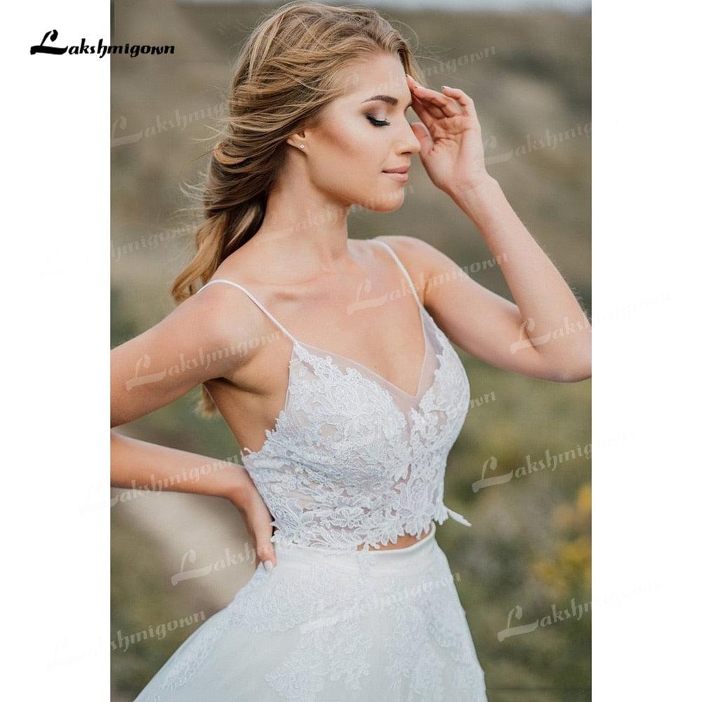 Vestidos de novia bohemios de dos piezas con tul, corte A, escote en V, tirantes finos, espalda descubierta, sin mangas, cola capilla, apliques y pliegues.
