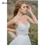 Vestidos de novia bohemios de dos piezas con tul, corte A, escote en V, tirantes finos, espalda descubierta, sin mangas, cola capilla, apliques y pliegues.