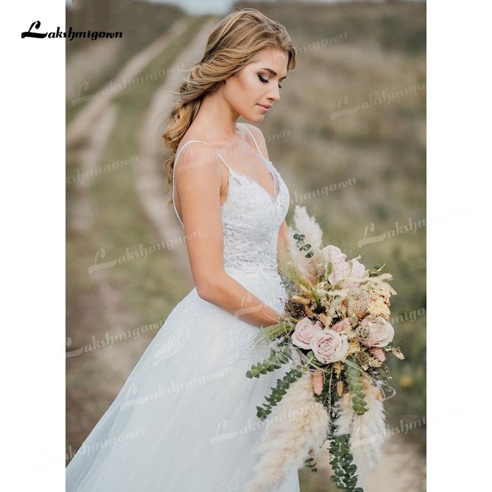 Vestidos de novia bohemios de dos piezas con tul, corte A, escote en V, tirantes finos, espalda descubierta, sin mangas, cola capilla, apliques y pliegues.