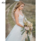 Vestidos de novia bohemios de dos piezas con tul, corte A, escote en V, tirantes finos, espalda descubierta, sin mangas, cola capilla, apliques y pliegues.