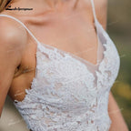 Vestidos de novia bohemios de dos piezas con tul, corte A, escote en V, tirantes finos, espalda descubierta, sin mangas, cola capilla, apliques y pliegues.