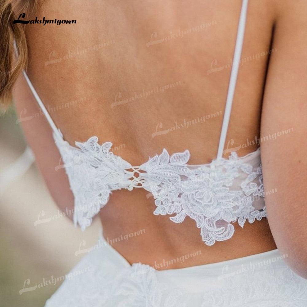 Vestidos de novia bohemios de dos piezas con tul, corte A, escote en V, tirantes finos, espalda descubierta, sin mangas, cola capilla, apliques y pliegues.