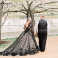 Vestido de novia negro de manga larga y escote halter de NumberSea