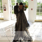 Vestido de novia negro de manga larga y escote halter de NumberSea