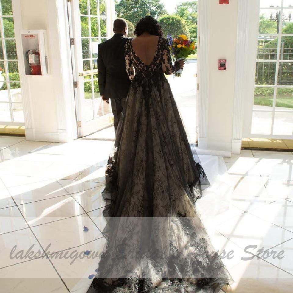 Vestido de novia negro de manga larga y escote halter de NumberSea